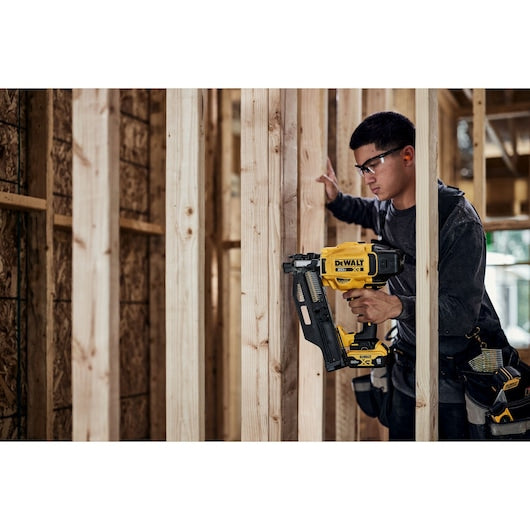 DEWALT DCN920B 20V MAX XR Brushless Cordless 21° Plastic Collated Framing Nailer (Tool Only)
