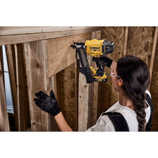DEWALT DCN920B 20V MAX XR Brushless Cordless 21° Plastic Collated Framing Nailer (Tool Only)