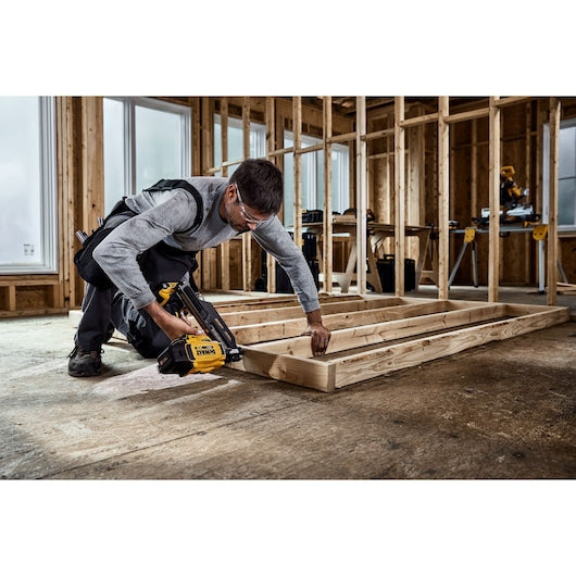 DEWALT DCN930P1 DEWALT 20V MAX Brushless Cordless 30° Paper Tape Framing Nailer Kit