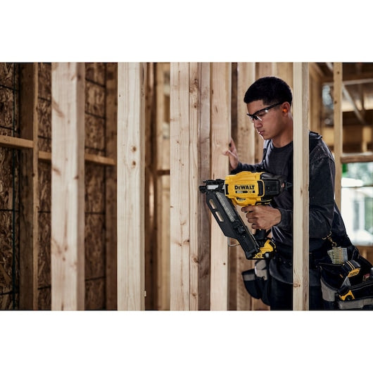 DEWALT DCN930P1 DEWALT 20V MAX Brushless Cordless 30° Paper Tape Framing Nailer Kit
