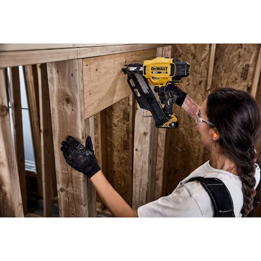DEWALT DCN930P1 DEWALT 20V MAX Brushless Cordless 30° Paper Tape Framing Nailer Kit