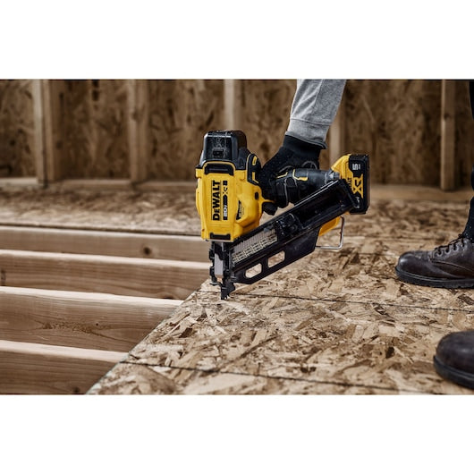 DEWALT DCN930P1 DEWALT 20V MAX Brushless Cordless 30° Paper Tape Framing Nailer Kit