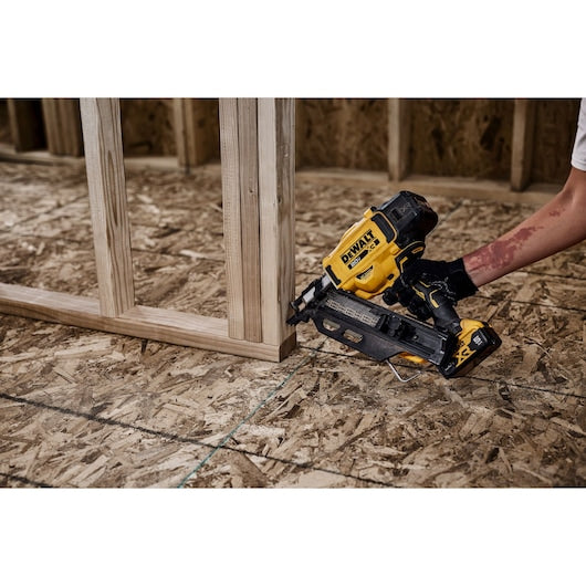 DEWALT DCN930P1 DEWALT 20V MAX Brushless Cordless 30° Paper Tape Framing Nailer Kit