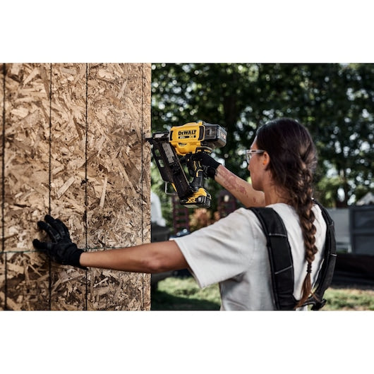 DEWALT DCN930P1 DEWALT 20V MAX Brushless Cordless 30° Paper Tape Framing Nailer Kit
