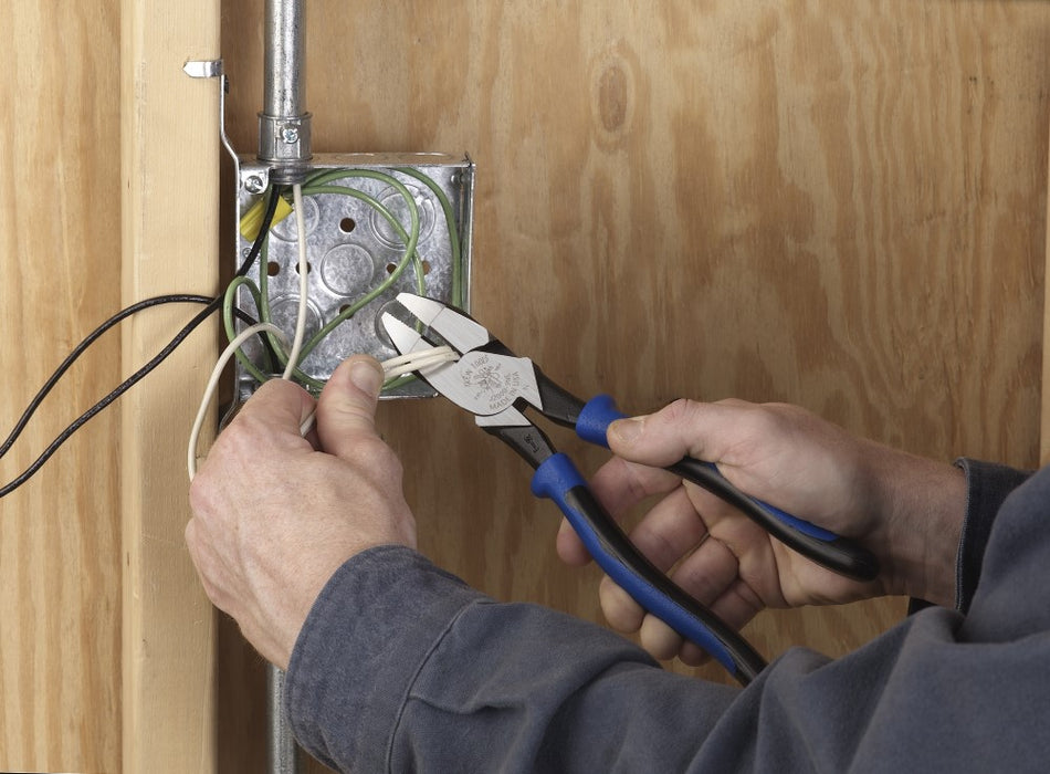 Klein Tools J2000-9NE Lineman's Pliers, 9-Inch, Journeyman Handle