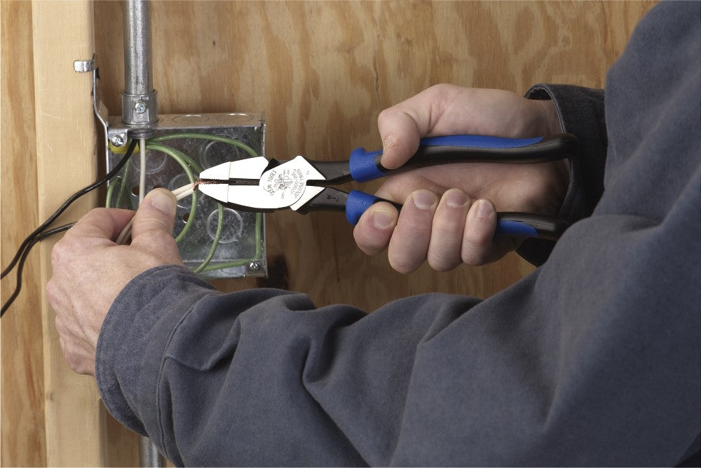 Klein Tools J2000-9NE Lineman's Pliers, 9-Inch, Journeyman Handle