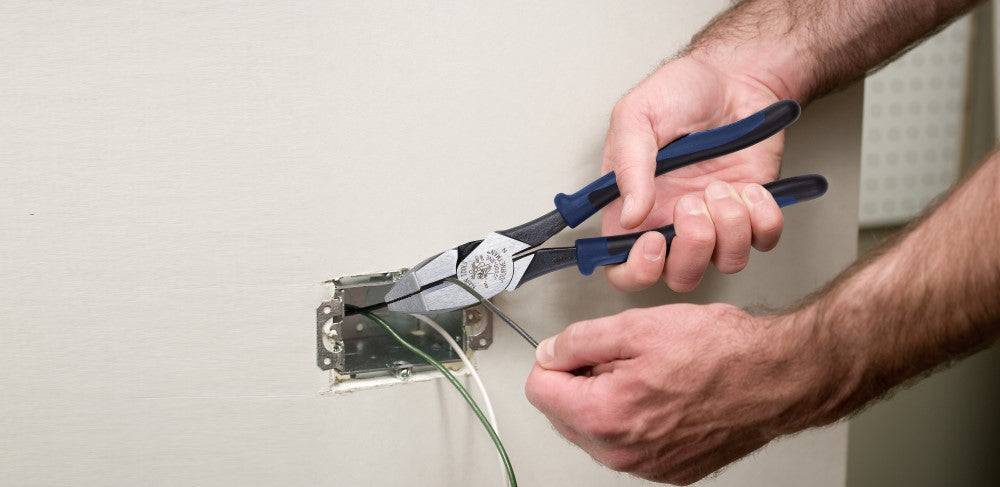 Klein Tools J2000-9NE Lineman's Pliers, 9-Inch, Journeyman Handle