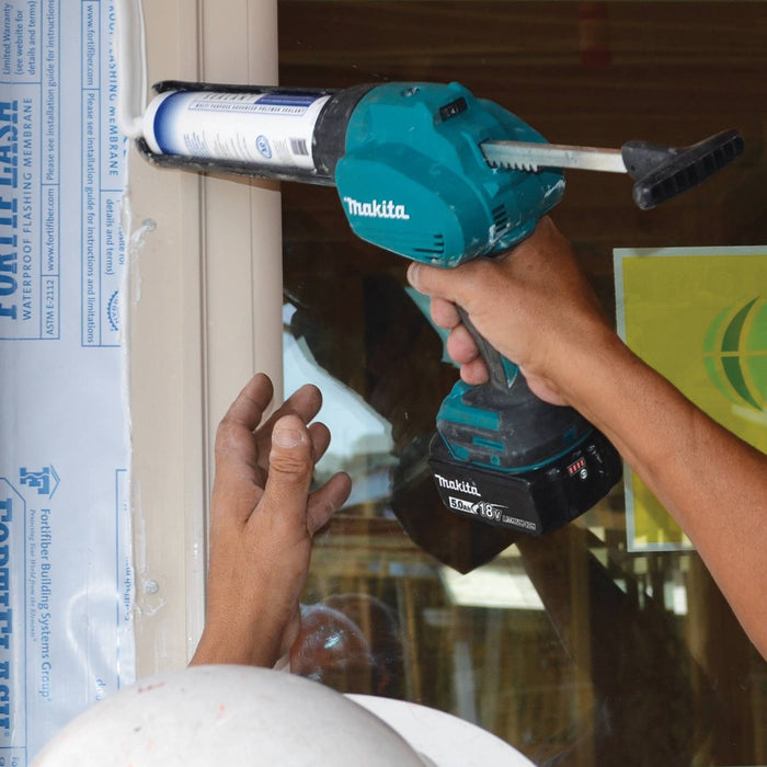 Makita XGC01T1 - 18V LXT Lithium-Ion Cordless 10 oz. Caulk and Adhesive Gun Kit, bag, with one battery (5.0Ah)