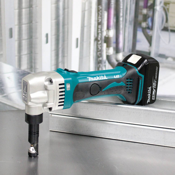 Makita (XNJ01T) 18V LXT Lithium-Ion Cordless 16 Gauge Nibbler Kit, bag (5.0Ah)