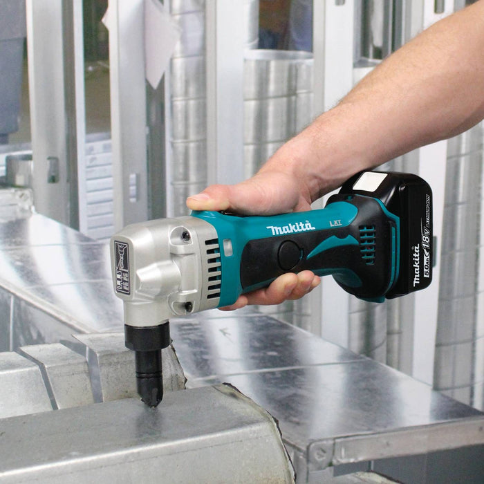 Makita (XNJ01T) 18V LXT Lithium-Ion Cordless 16 Gauge Nibbler Kit, bag (5.0Ah)